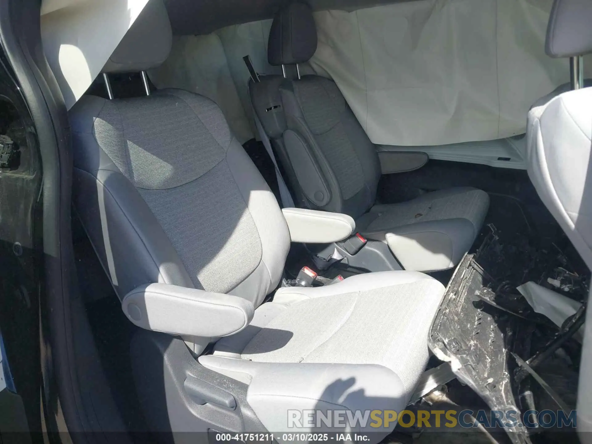 8 Photograph of a damaged car 5TDKSKFC2SS164981 TOYOTA SIENNA 2025