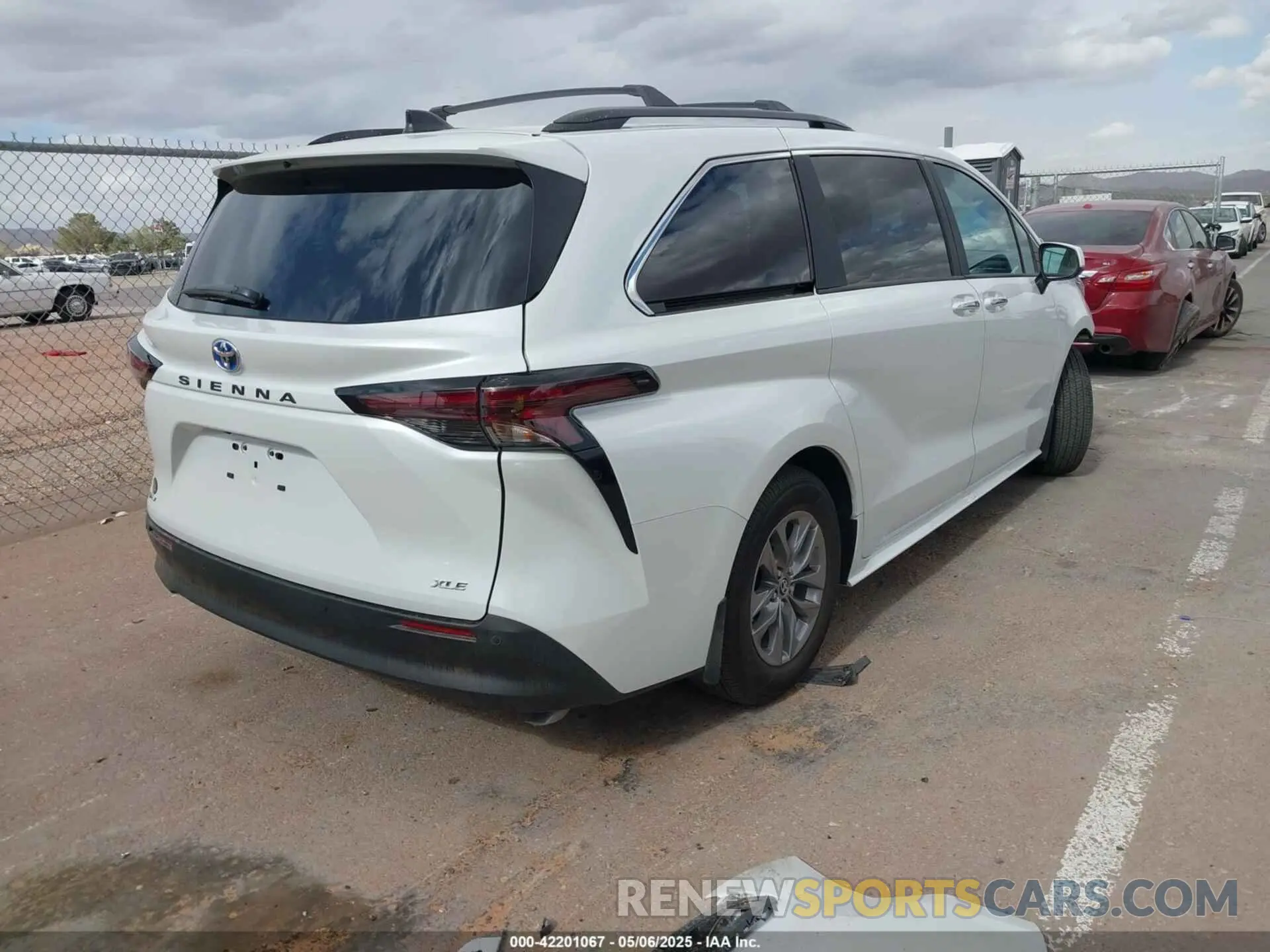 4 Photograph of a damaged car 5TDYRKEC2SS247902 TOYOTA SIENNA 2025