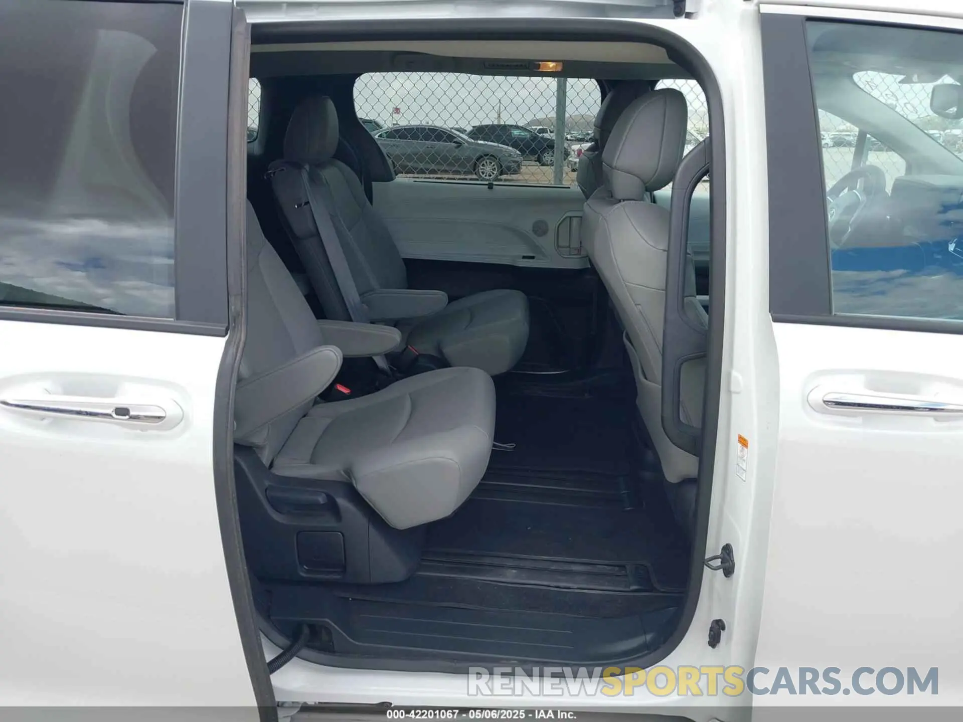 8 Photograph of a damaged car 5TDYRKEC2SS247902 TOYOTA SIENNA 2025