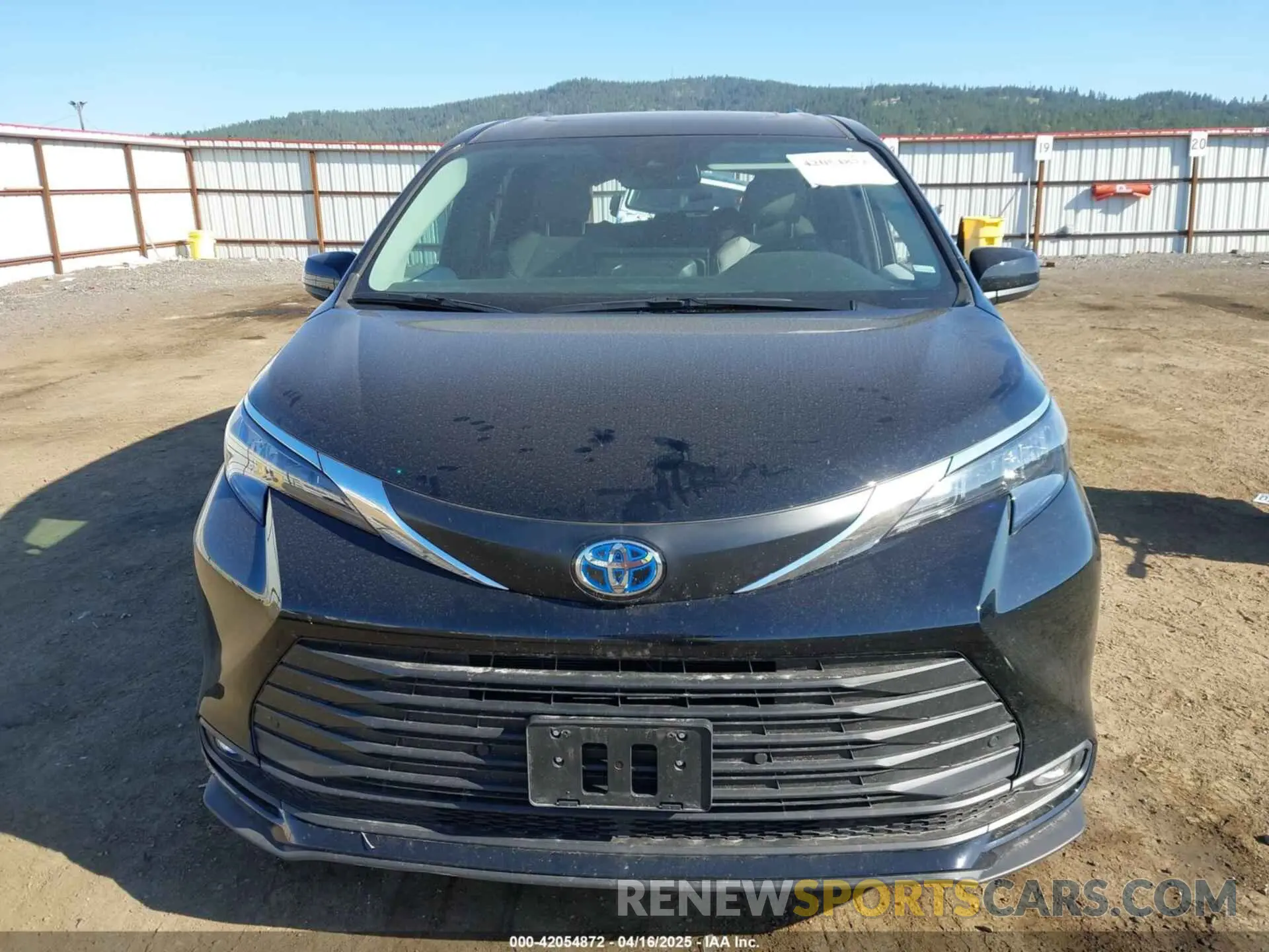 12 Photograph of a damaged car 5TDYRKEC3SS242899 TOYOTA SIENNA 2025