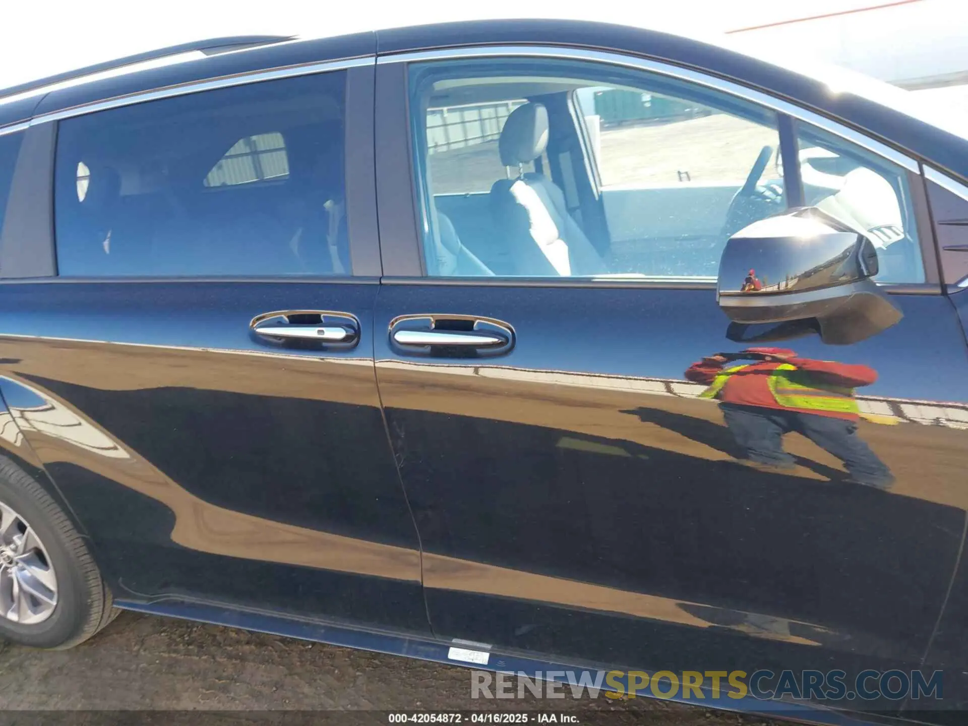 13 Photograph of a damaged car 5TDYRKEC3SS242899 TOYOTA SIENNA 2025