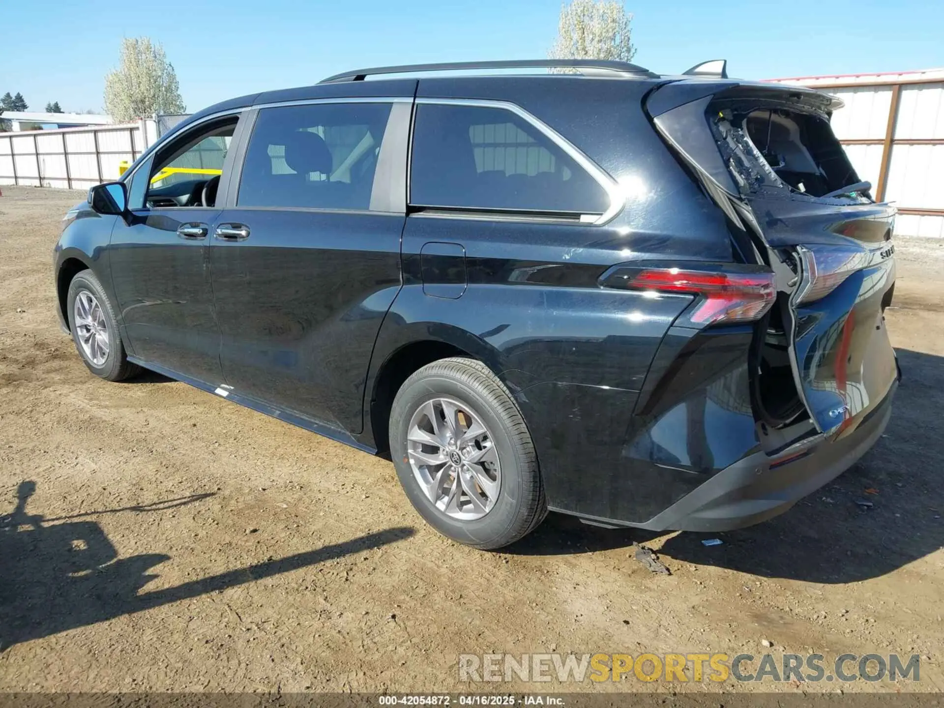 3 Photograph of a damaged car 5TDYRKEC3SS242899 TOYOTA SIENNA 2025