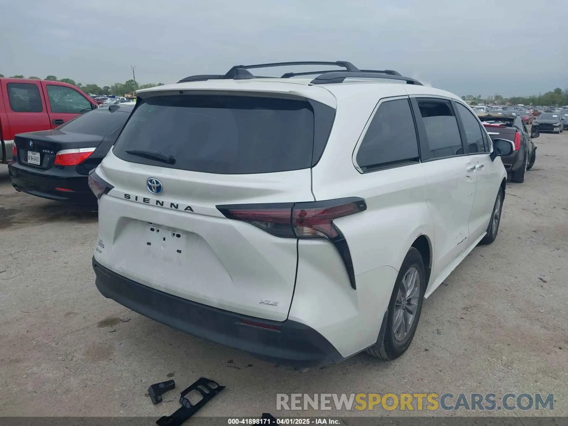 4 Photograph of a damaged car 5TDYRKECXSS230300 TOYOTA SIENNA 2025