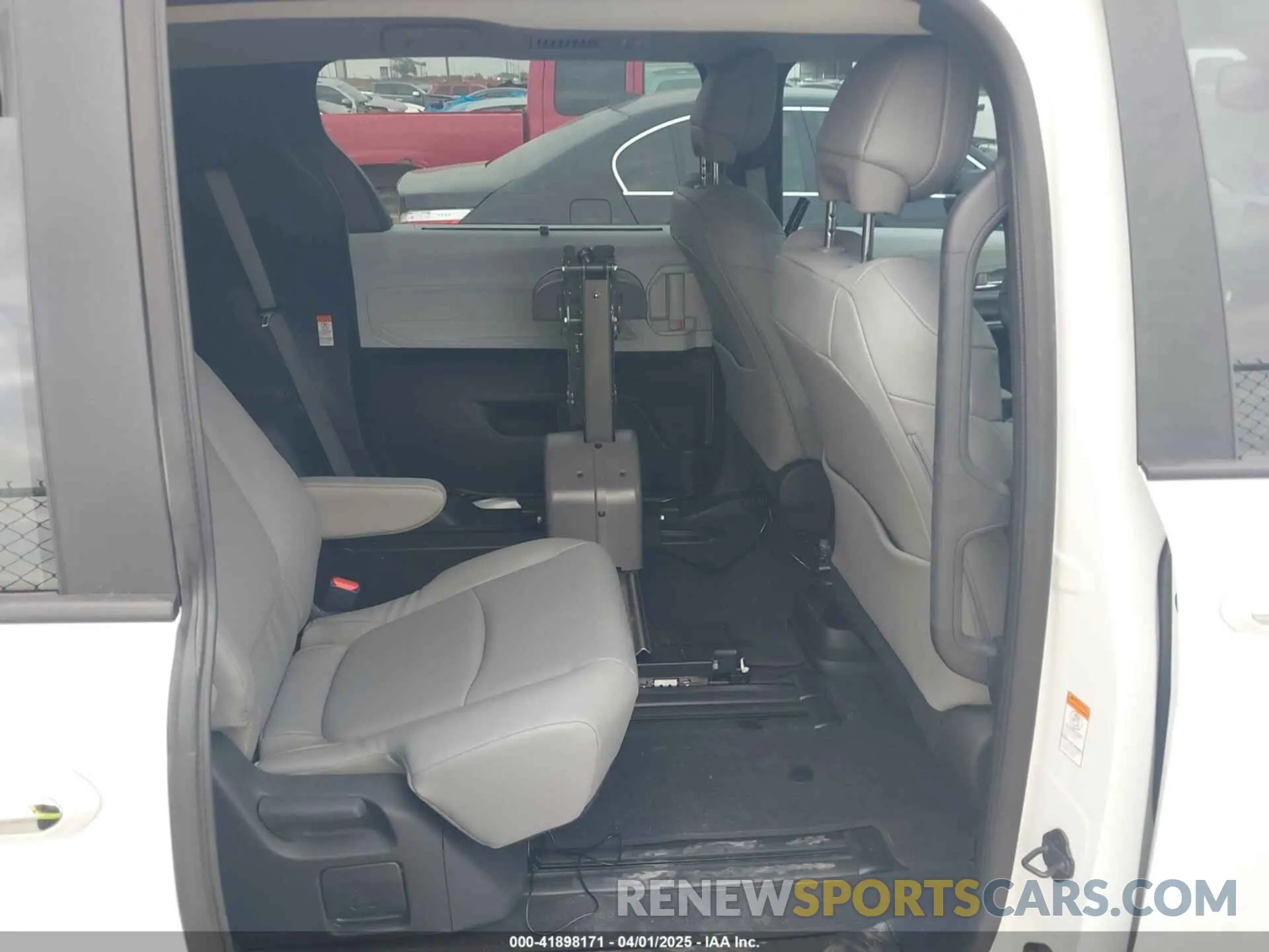 8 Photograph of a damaged car 5TDYRKECXSS230300 TOYOTA SIENNA 2025