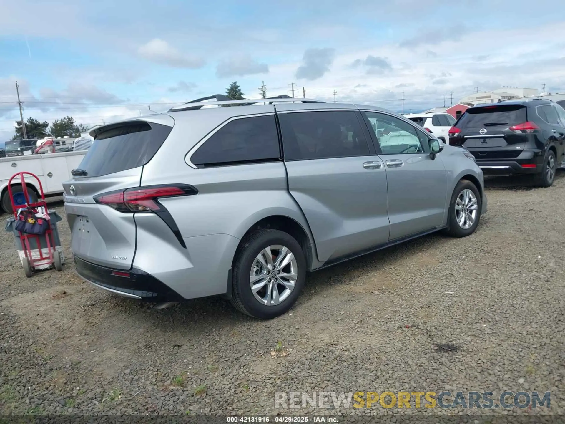 4 Photograph of a damaged car 5TDZRKEC9SS234407 TOYOTA SIENNA 2025