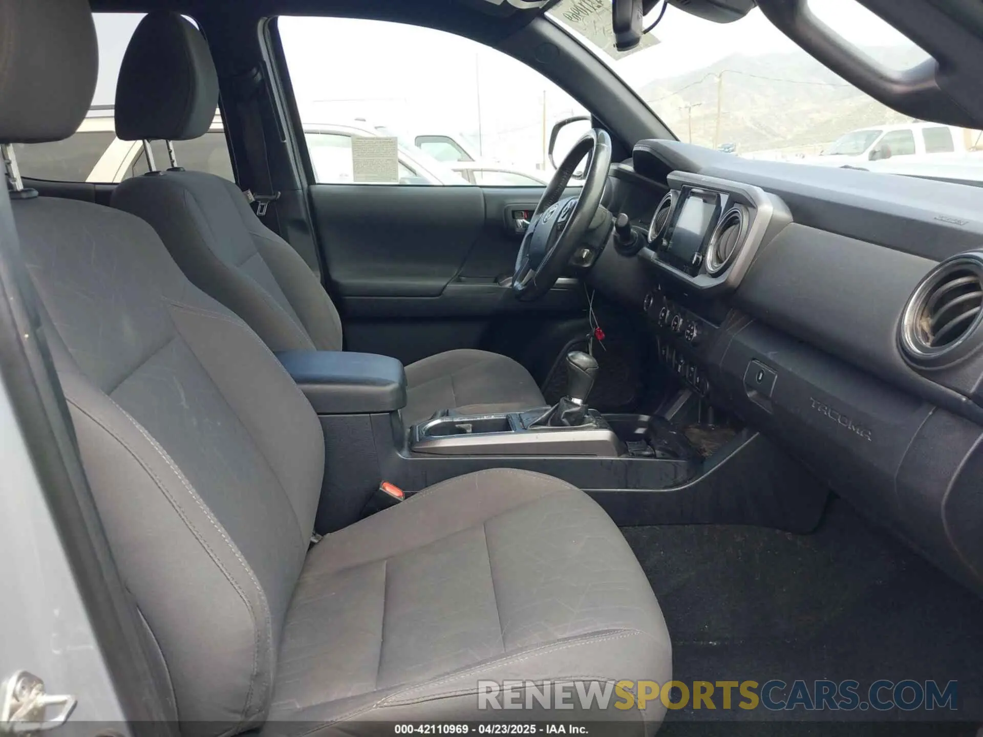 5 Photograph of a damaged car 3TMAZ5CN5KM097176 TOYOTA TACOMA 2019