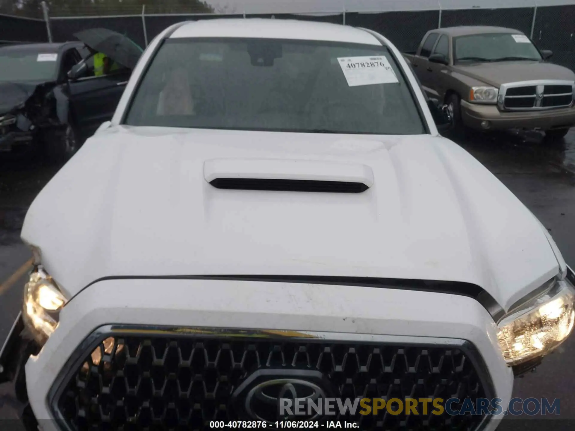 10 Photograph of a damaged car 3TMAZ5CN8KM100118 TOYOTA TACOMA 2019