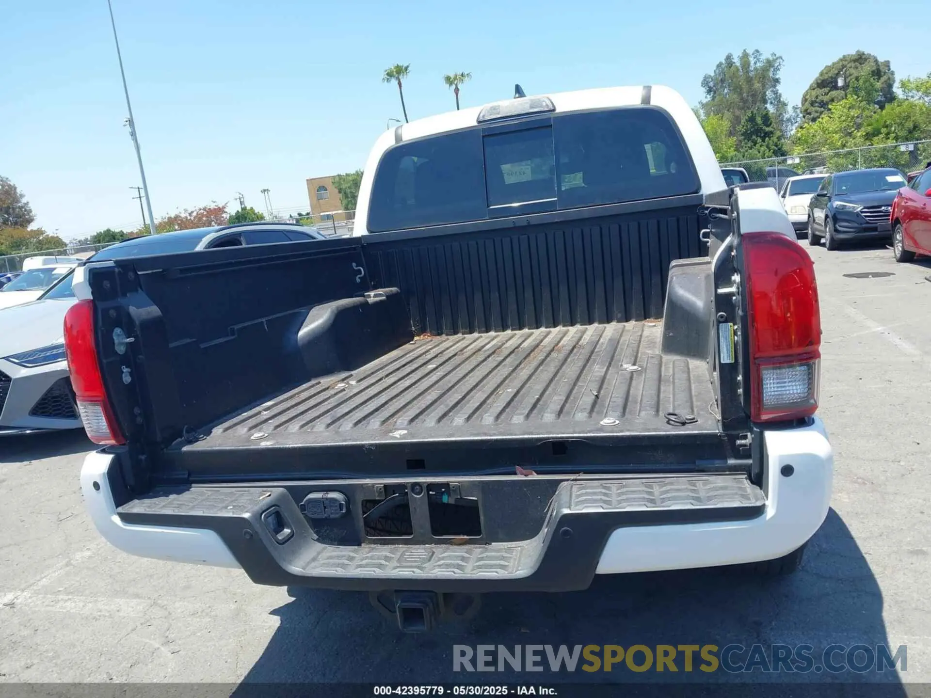 16 Photograph of a damaged car 3TMAZ5CN8KM105691 TOYOTA TACOMA 2019