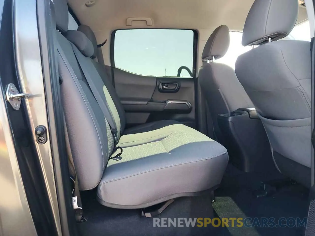 10 Photograph of a damaged car 3TMAZ5CN9KM089677 TOYOTA TACOMA 2019