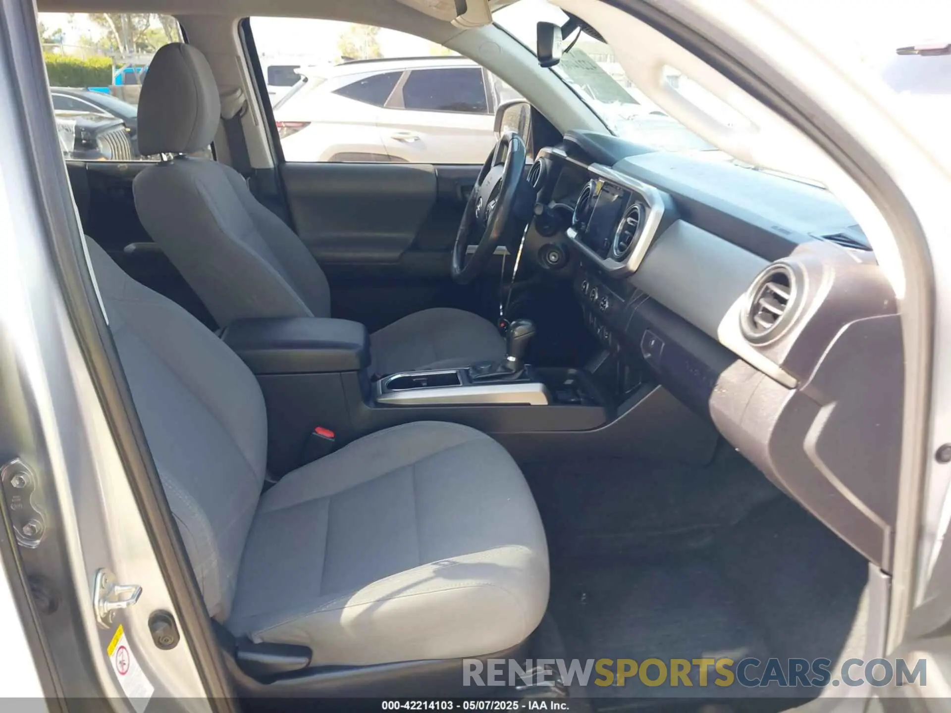 5 Photograph of a damaged car 3TMAZ5CNXKM109936 TOYOTA TACOMA 2019