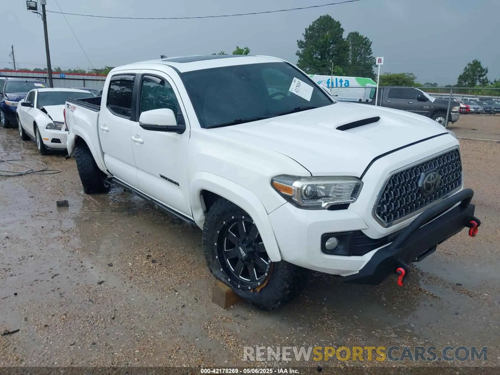 1 Photograph of a damaged car 3TMCZ5AN0KM232852 TOYOTA TACOMA 2019