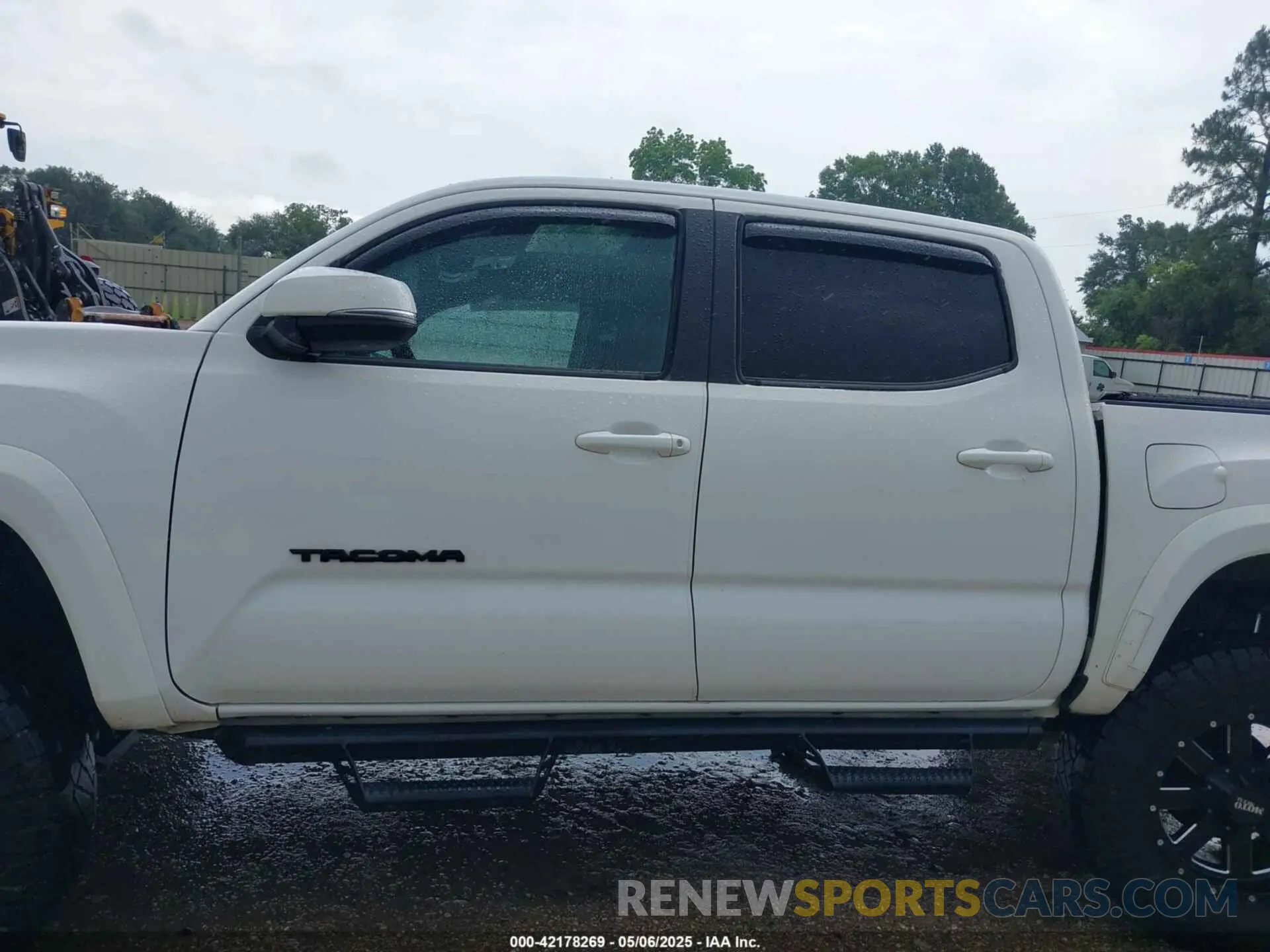 14 Photograph of a damaged car 3TMCZ5AN0KM232852 TOYOTA TACOMA 2019