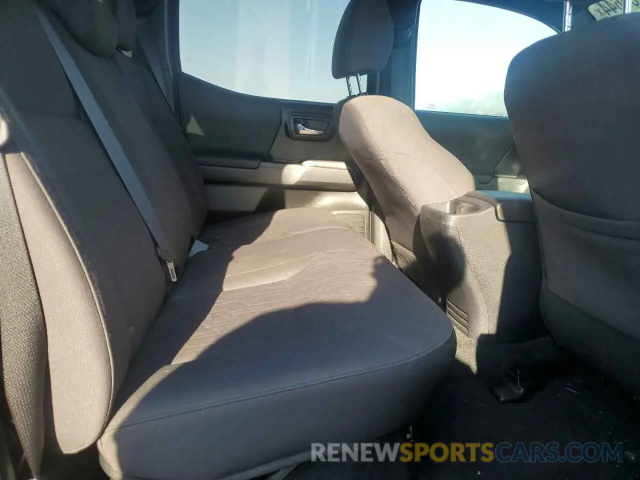 10 Photograph of a damaged car 3TMCZ5AN0KM246038 TOYOTA TACOMA 2019