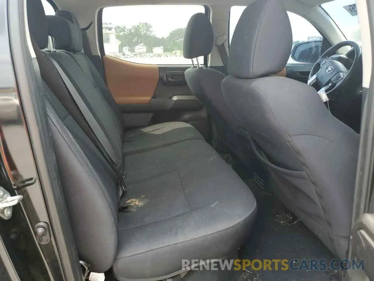 10 Photograph of a damaged car 3TMCZ5AN0KM274714 TOYOTA TACOMA 2019