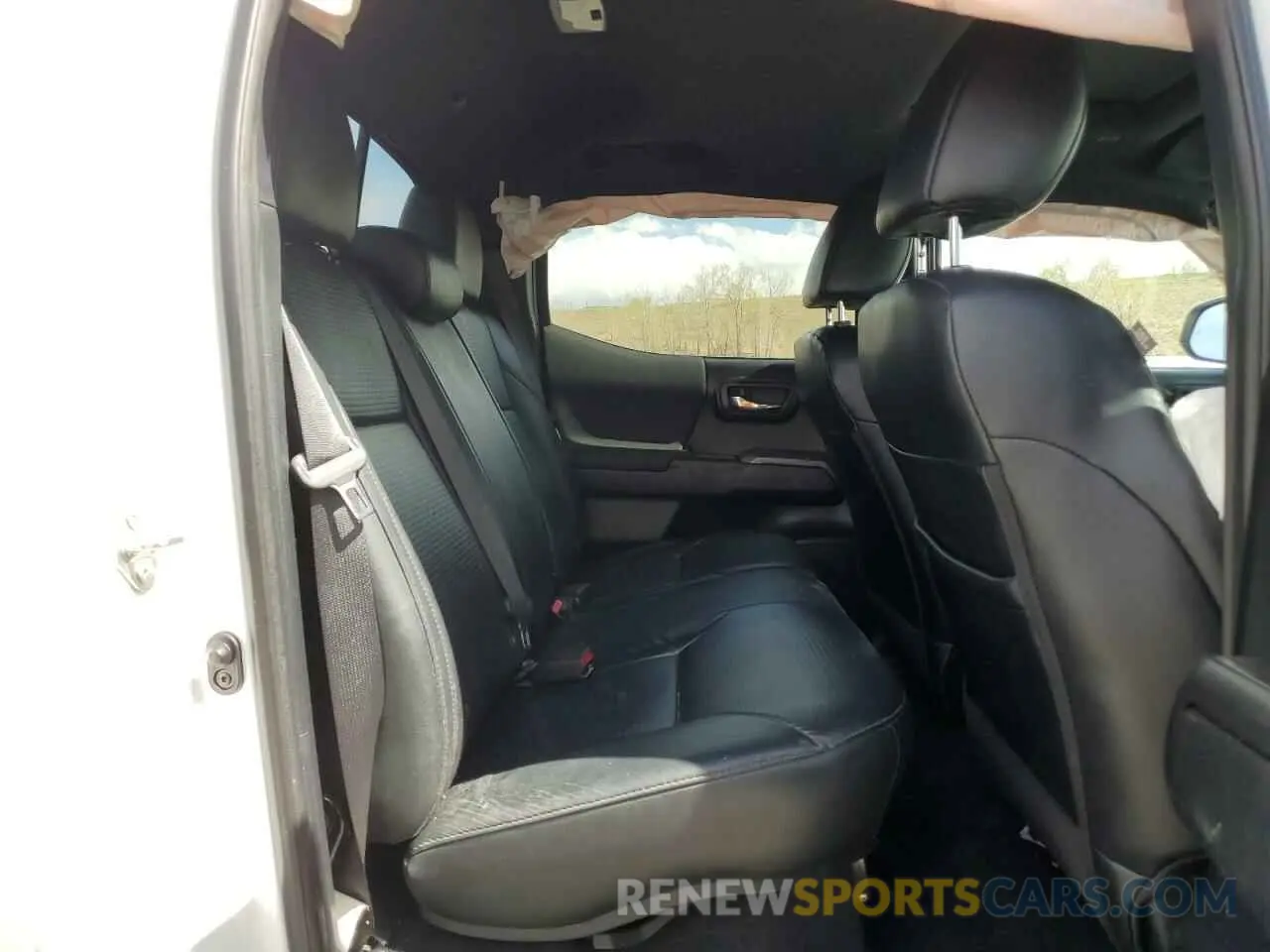 10 Photograph of a damaged car 3TMCZ5AN0KM275894 TOYOTA TACOMA 2019