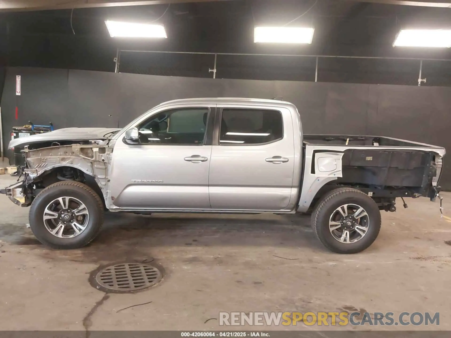15 Photograph of a damaged car 3TMCZ5AN1KM256173 TOYOTA TACOMA 2019