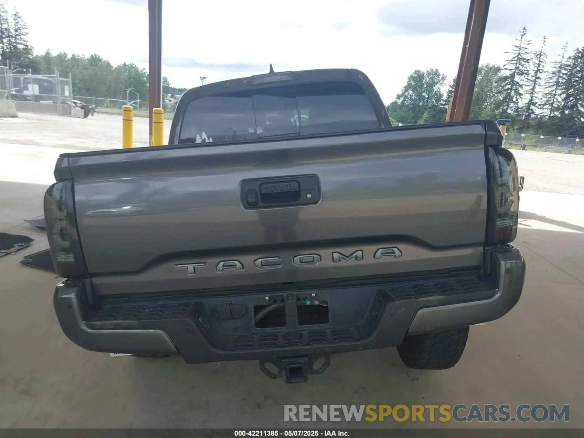 17 Photograph of a damaged car 3TMCZ5AN1KM257081 TOYOTA TACOMA 2019