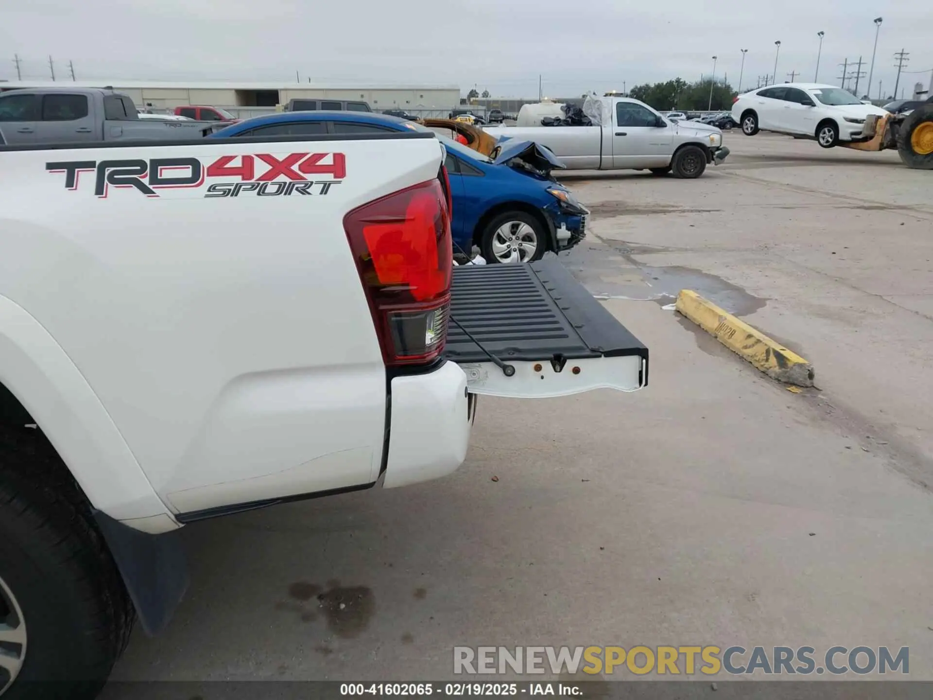 18 Photograph of a damaged car 3TMCZ5AN4KM220154 TOYOTA TACOMA 2019