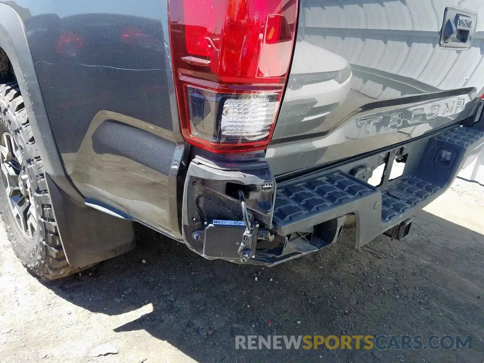 9 Photograph of a damaged car 3TMCZ5AN4KM264347 TOYOTA TACOMA 2019