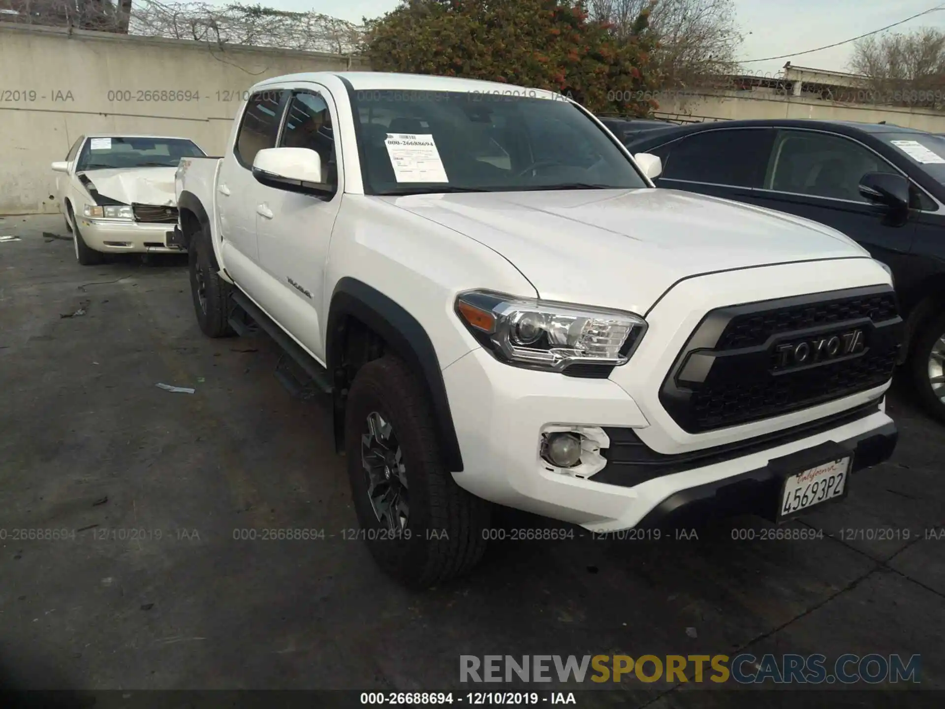 1 Photograph of a damaged car 3TMCZ5AN5KM200642 TOYOTA TACOMA 2019