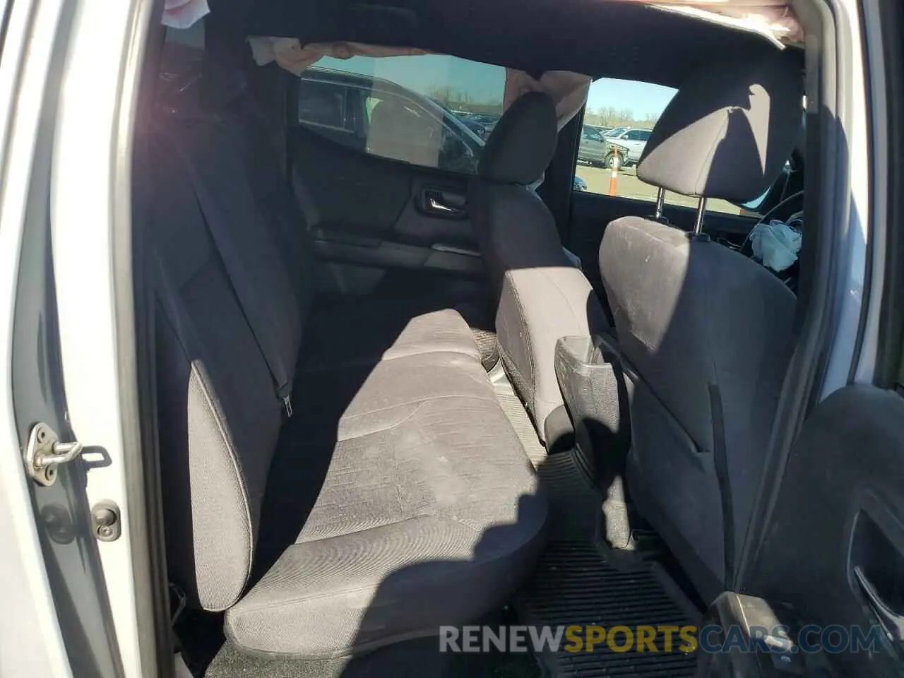 10 Photograph of a damaged car 3TMCZ5AN5KM248769 TOYOTA TACOMA 2019