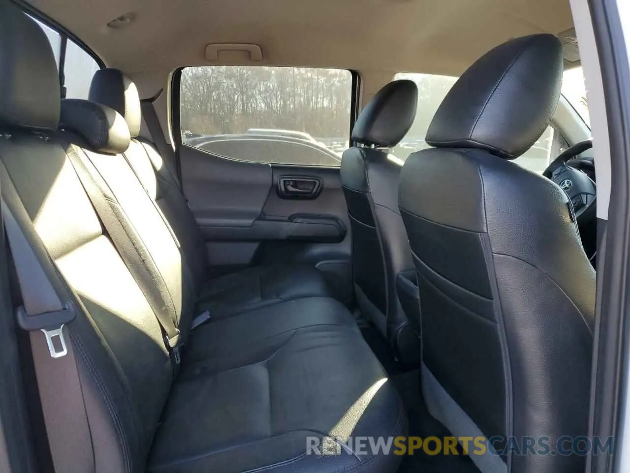 10 Photograph of a damaged car 3TMCZ5AN6KM204330 TOYOTA TACOMA 2019