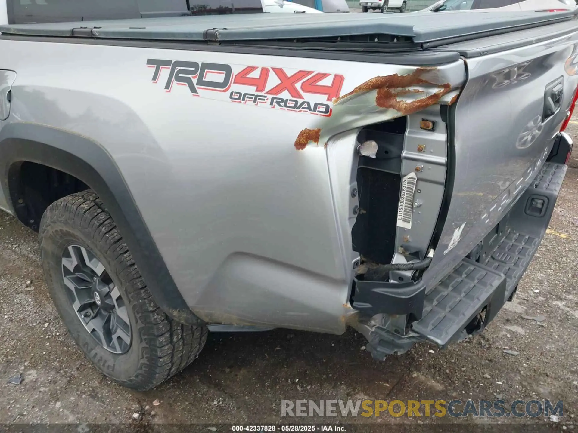 17 Photograph of a damaged car 3TMCZ5AN6KM239871 TOYOTA TACOMA 2019