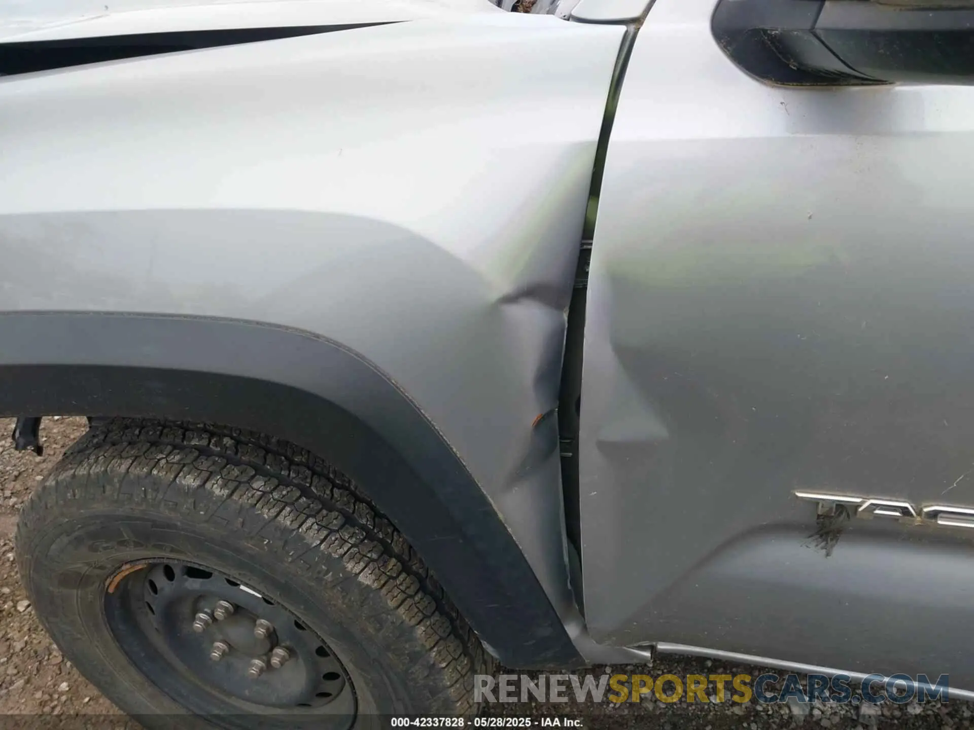 18 Photograph of a damaged car 3TMCZ5AN6KM239871 TOYOTA TACOMA 2019