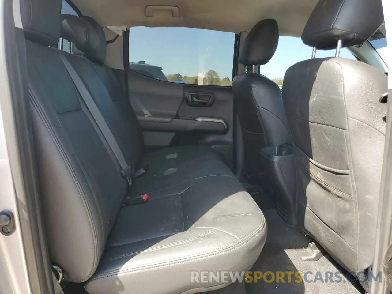 10 Photograph of a damaged car 3TMCZ5AN6KM249977 TOYOTA TACOMA 2019