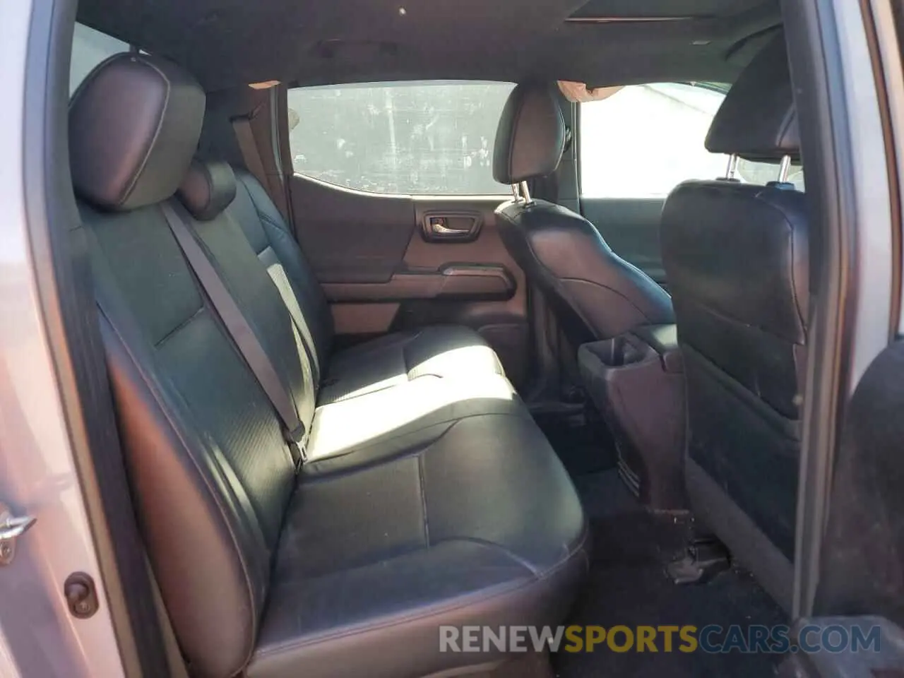 10 Photograph of a damaged car 3TMCZ5AN6KM271140 TOYOTA TACOMA 2019