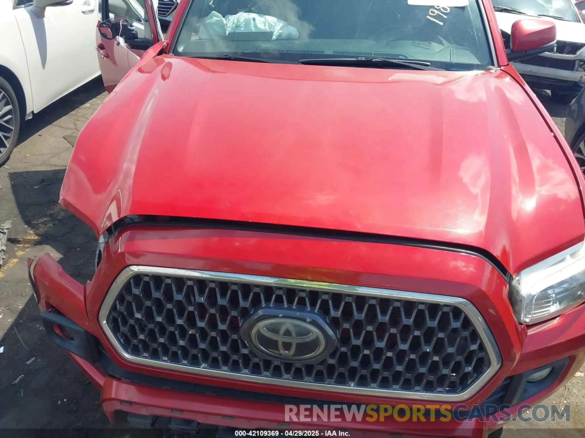 10 Photograph of a damaged car 3TMCZ5AN8KM198613 TOYOTA TACOMA 2019