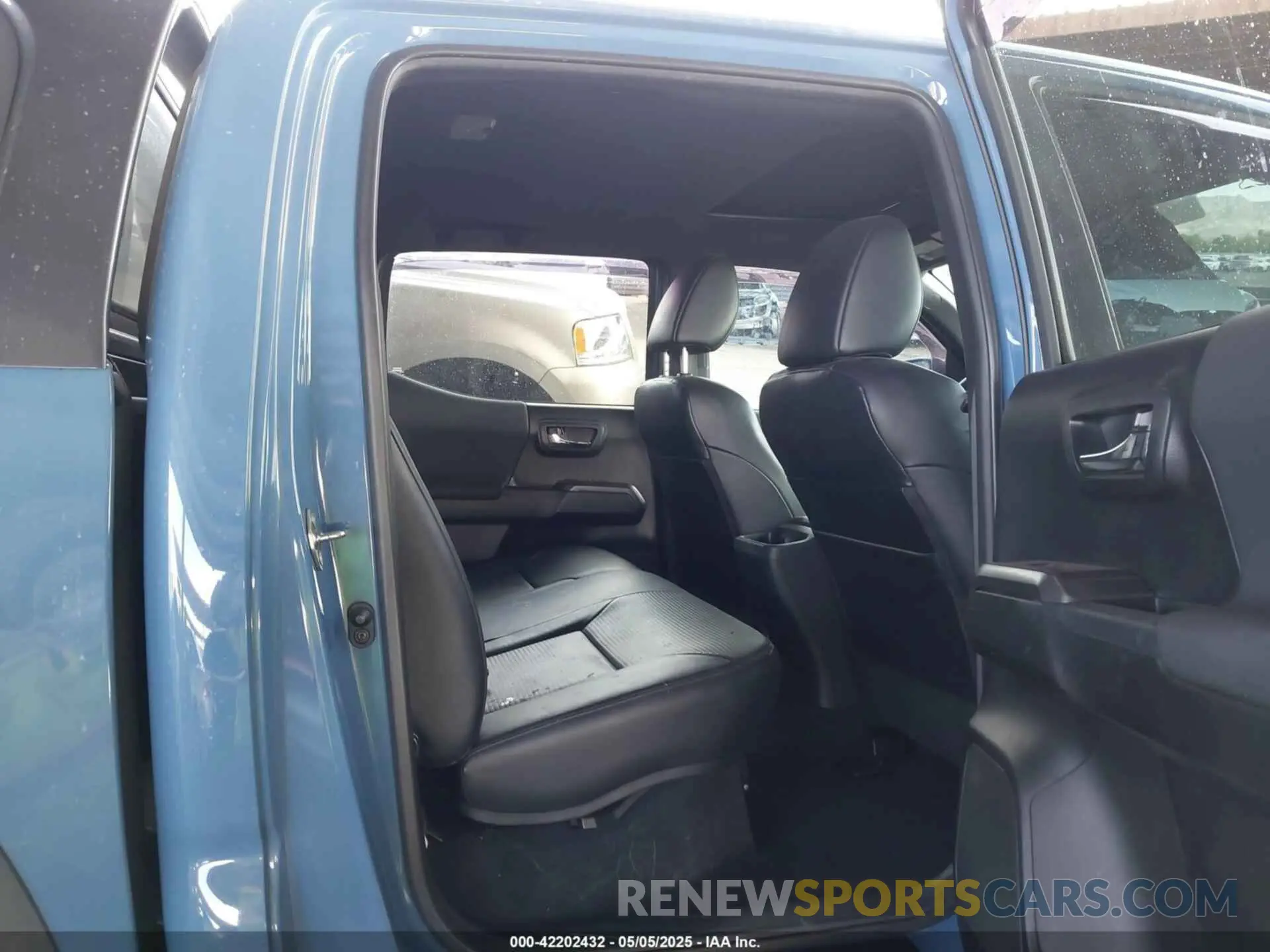 8 Photograph of a damaged car 3TMCZ5AN8KM276615 TOYOTA TACOMA 2019