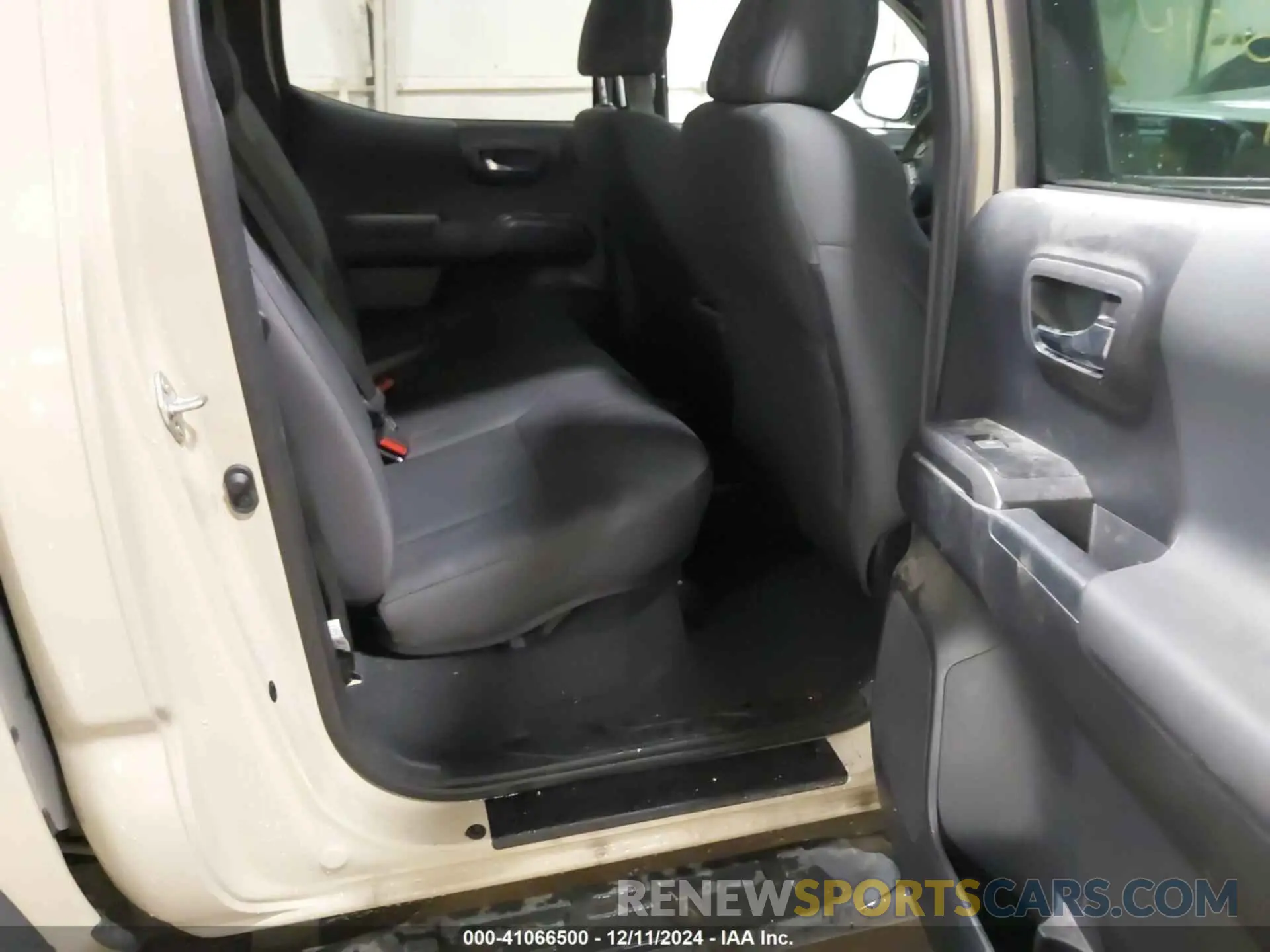 8 Photograph of a damaged car 3TMCZ5AN8KM280079 TOYOTA TACOMA 2019