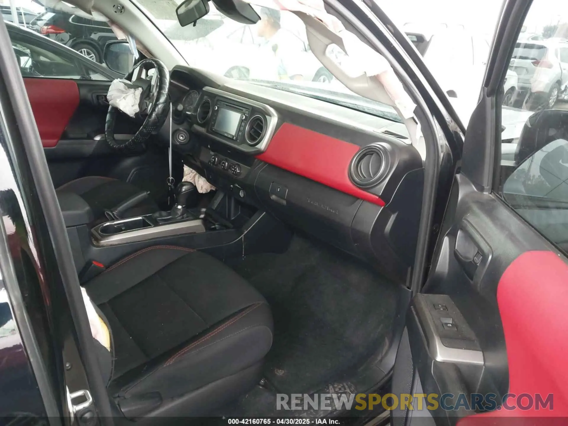 5 Photograph of a damaged car 5TFAX5GN5KX140795 TOYOTA TACOMA 2019