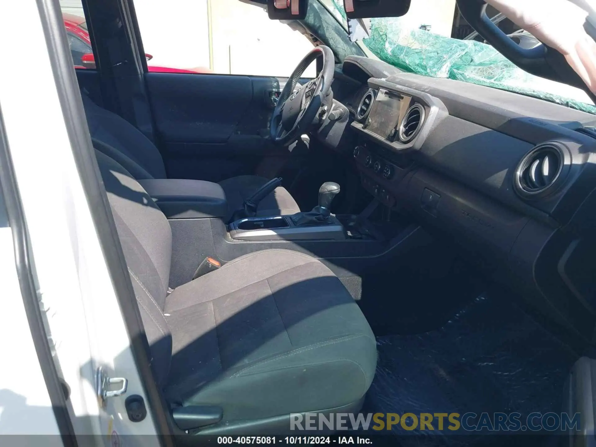 5 Photograph of a damaged car 5TFAZ5CN1KX071717 TOYOTA TACOMA 2019