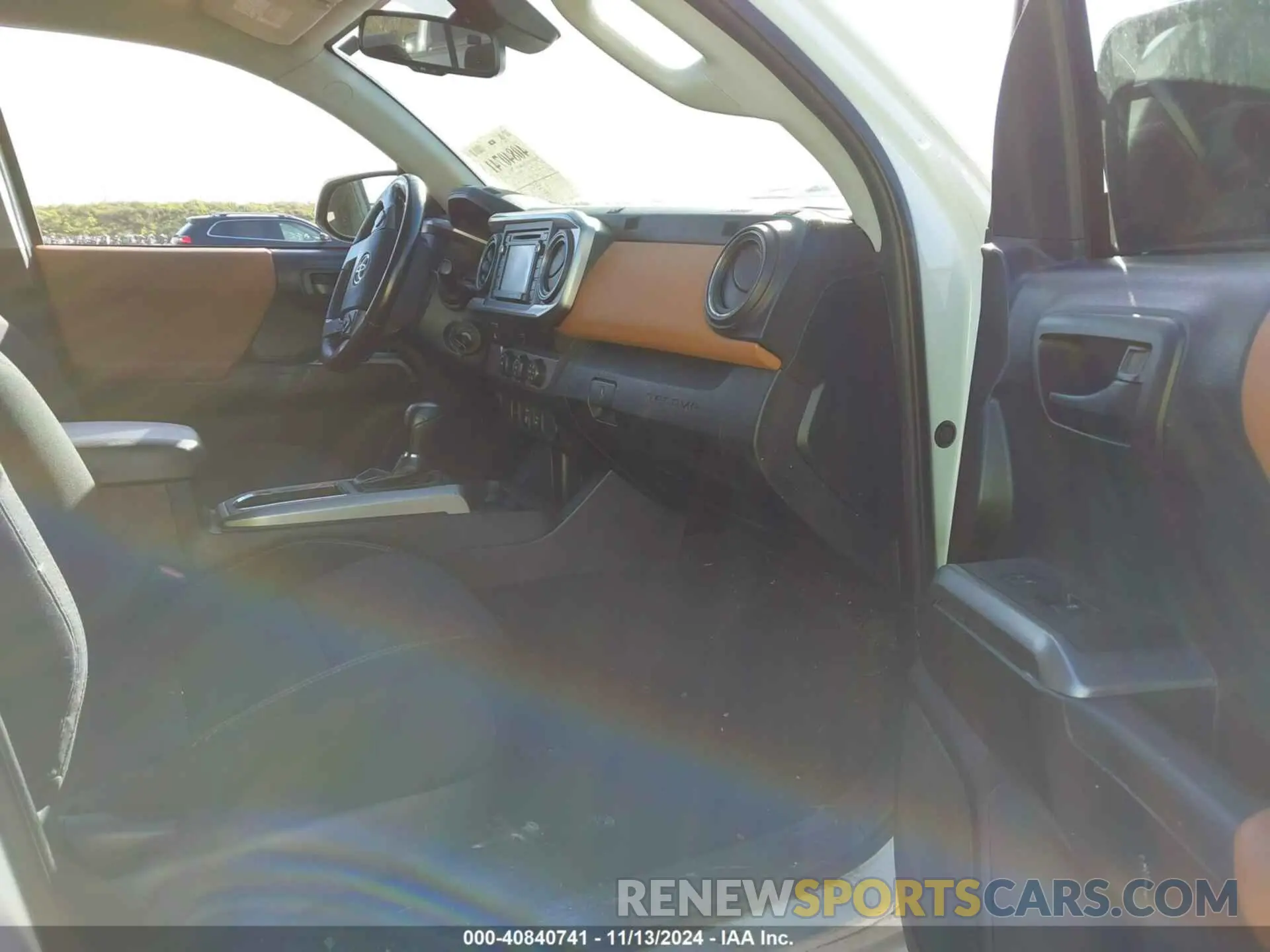 5 Photograph of a damaged car 5TFAZ5CN6KX075231 TOYOTA TACOMA 2019