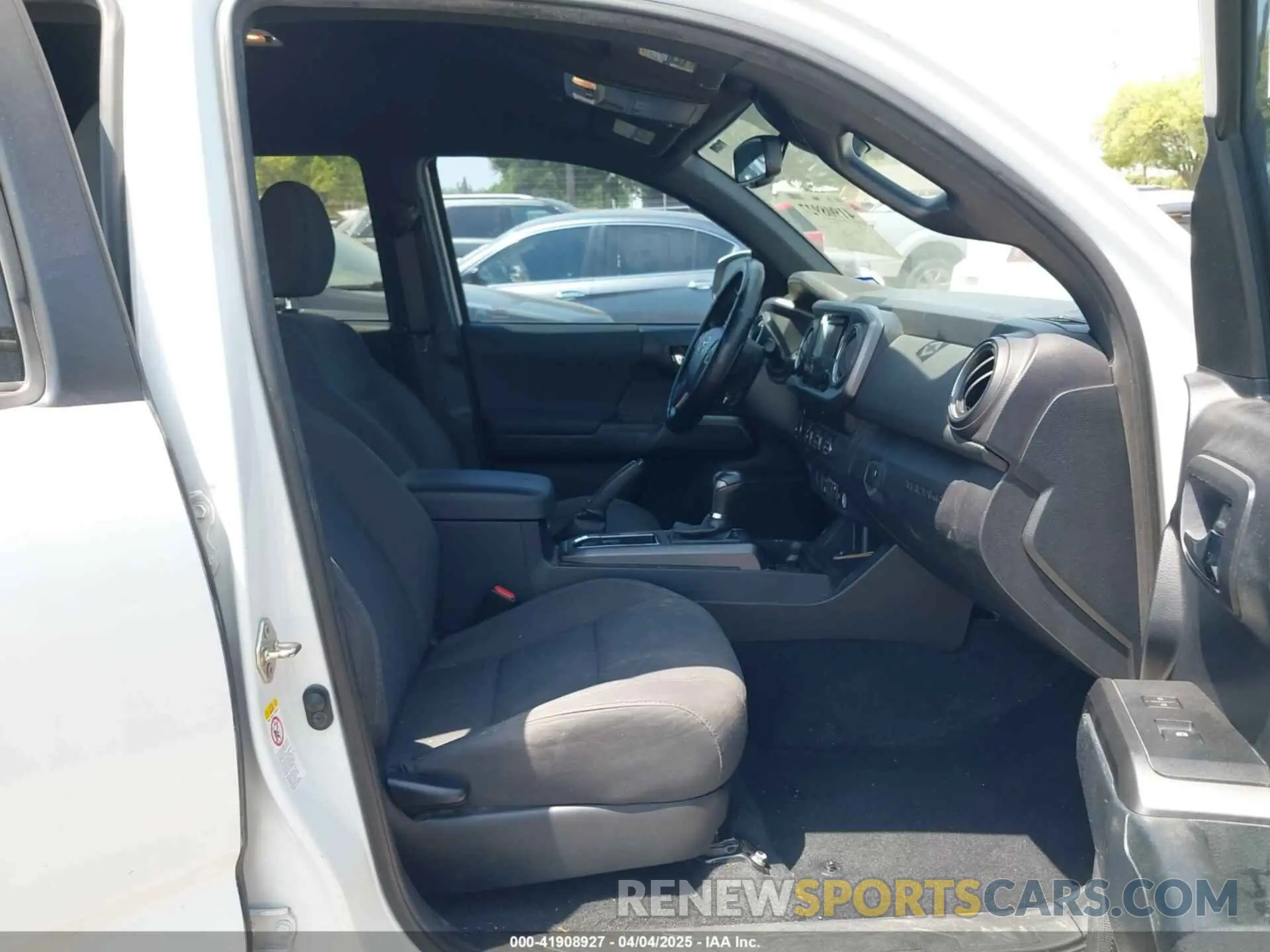 5 Photograph of a damaged car 5TFAZ5CN6KX076072 TOYOTA TACOMA 2019