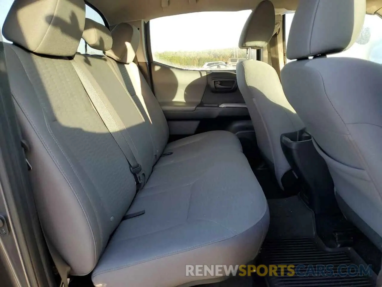 10 Photograph of a damaged car 5TFAZ5CN6KX077836 TOYOTA TACOMA 2019