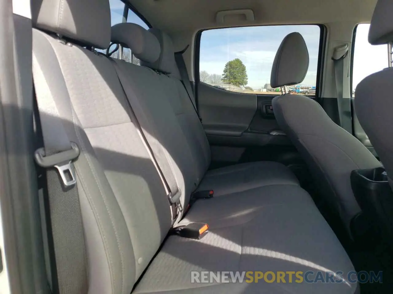 10 Photograph of a damaged car 5TFAZ5CN6KX082597 TOYOTA TACOMA 2019
