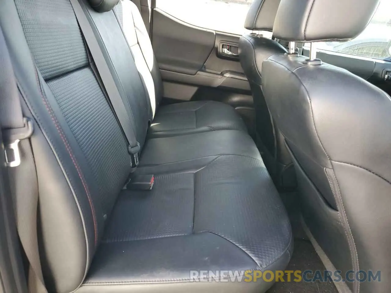 10 Photograph of a damaged car 5TFCZ5AN1KX205024 TOYOTA TACOMA 2019