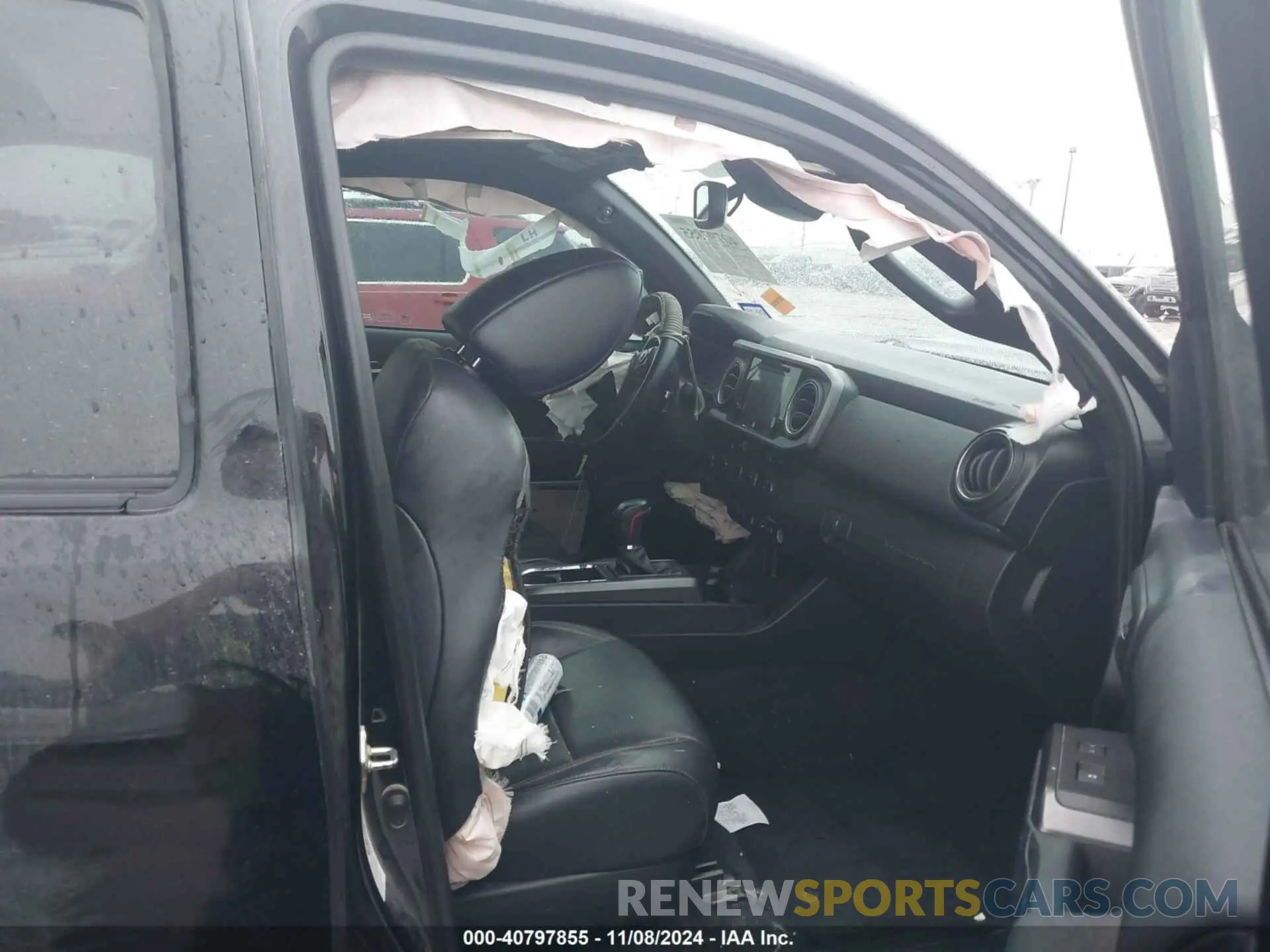 5 Photograph of a damaged car 5TFCZ5AN2KX195085 TOYOTA TACOMA 2019