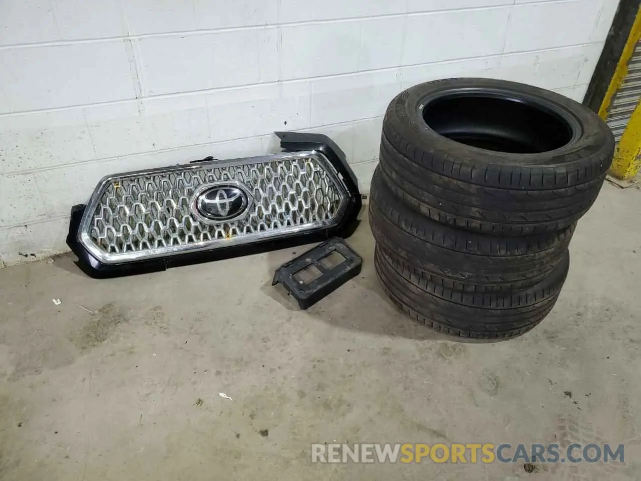 14 Photograph of a damaged car 5TFCZ5AN3KX196150 TOYOTA TACOMA 2019