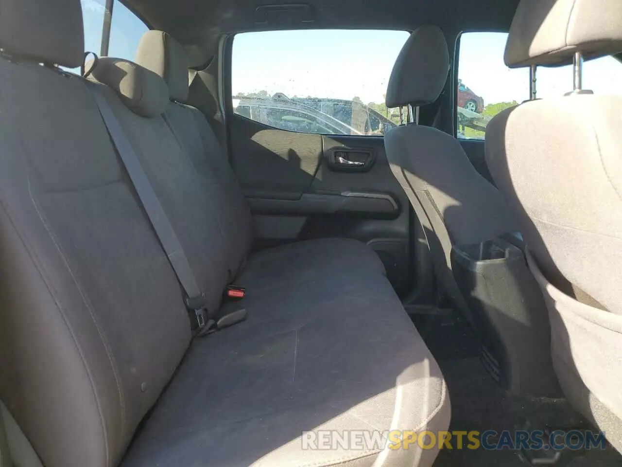 10 Photograph of a damaged car 5TFCZ5AN3KX196259 TOYOTA TACOMA 2019