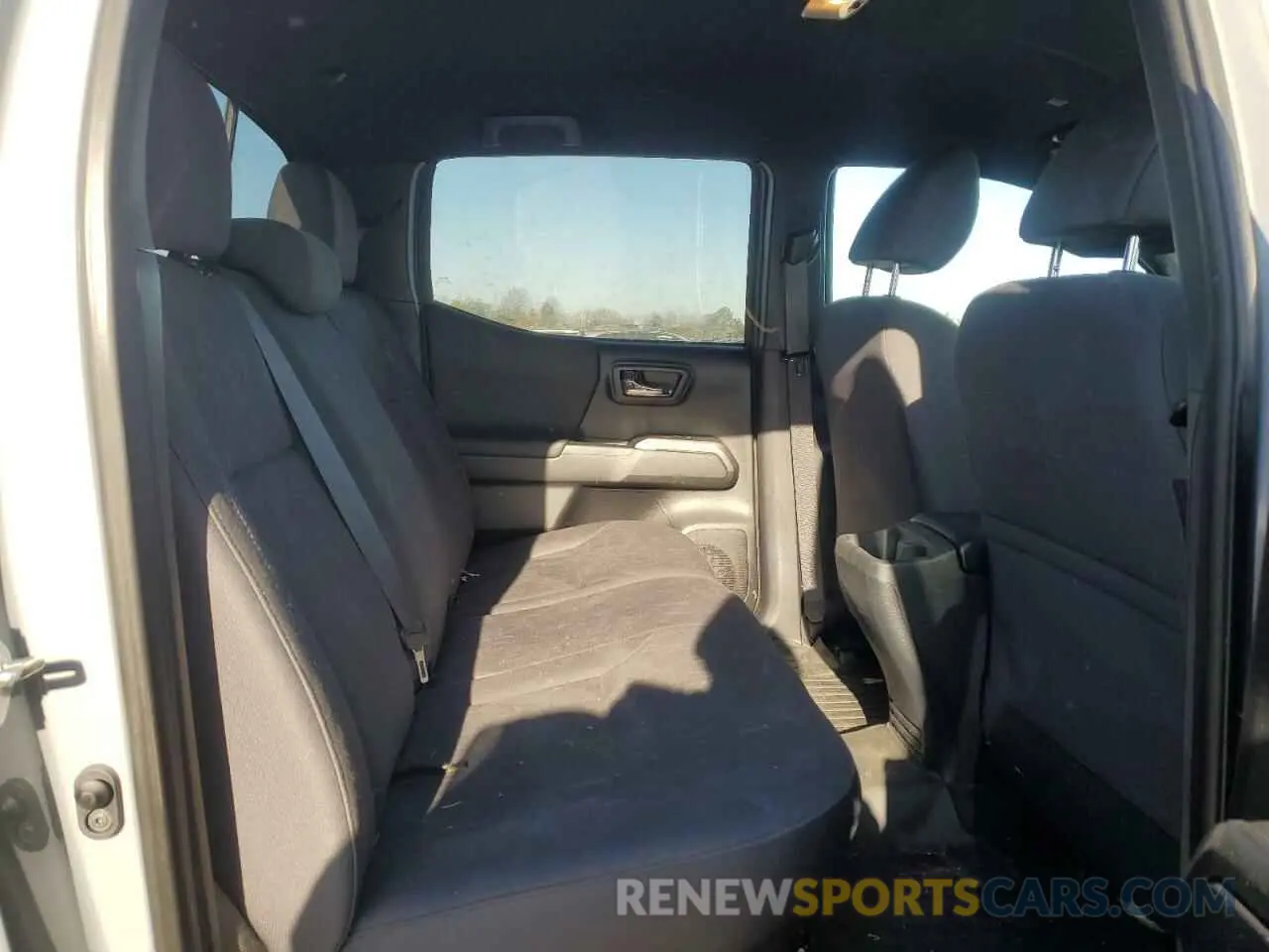 10 Photograph of a damaged car 5TFCZ5AN5KX174229 TOYOTA TACOMA 2019