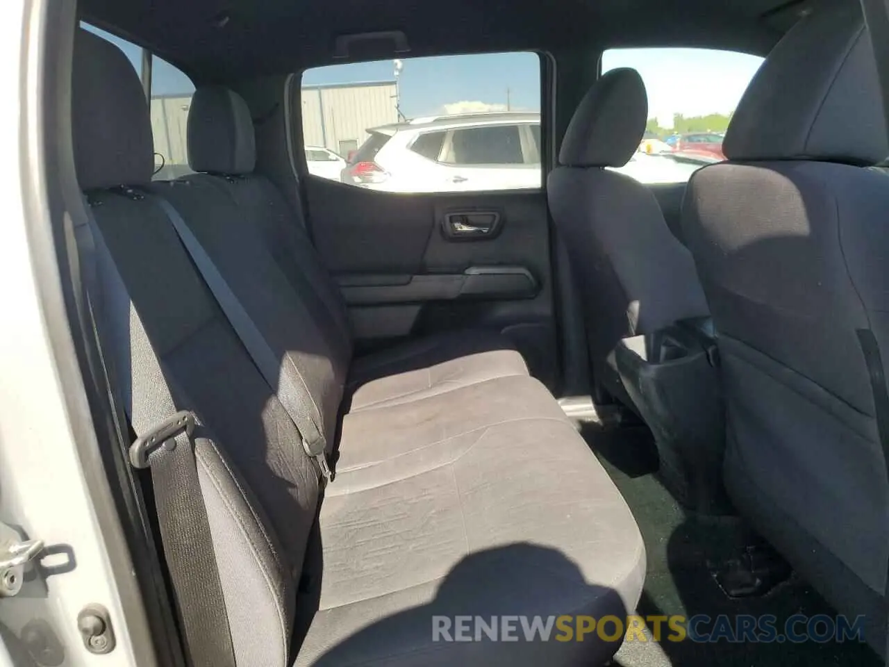 10 Photograph of a damaged car 5TFCZ5AN5KX175557 TOYOTA TACOMA 2019