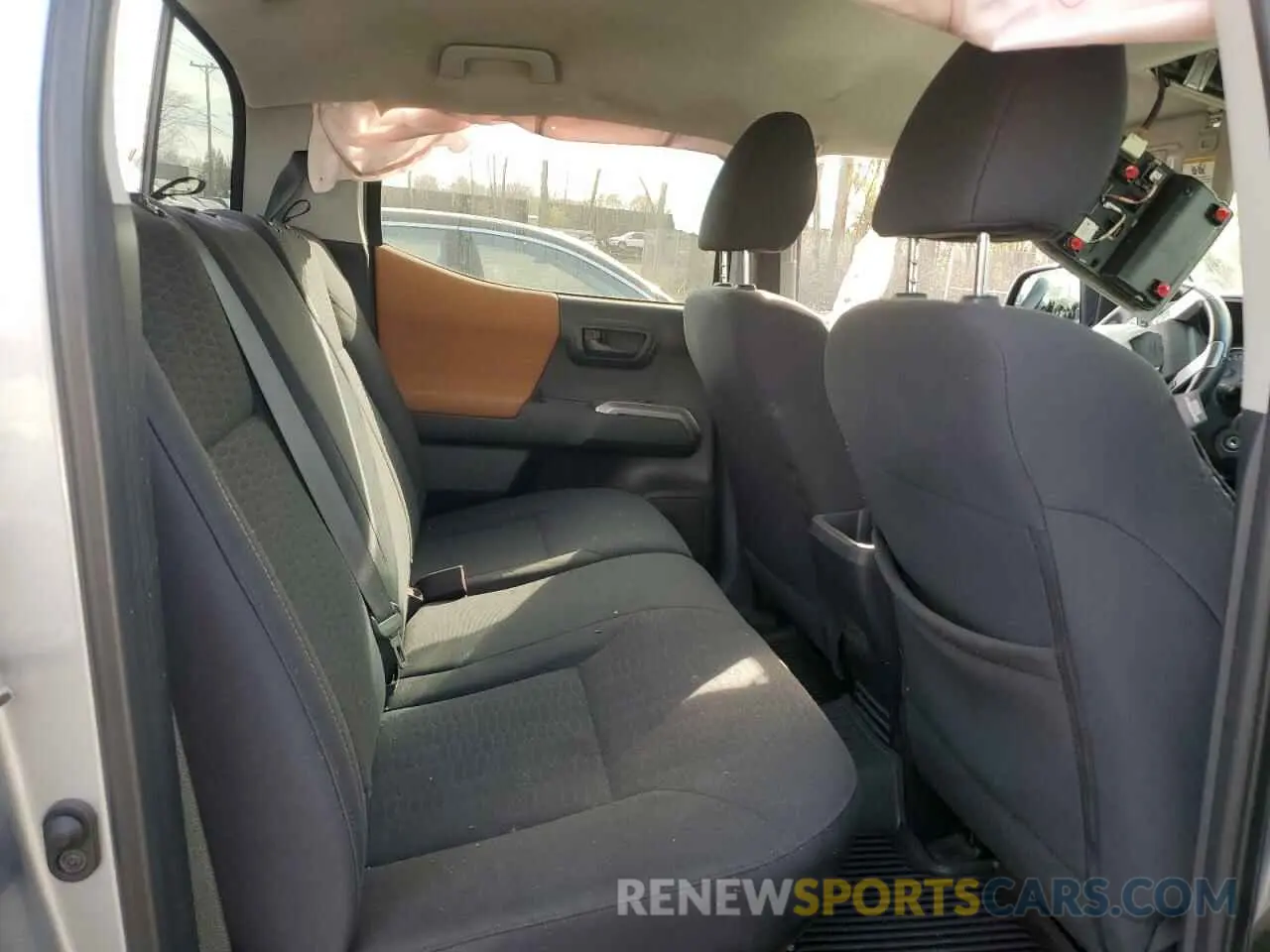 10 Photograph of a damaged car 5TFCZ5AN5KX185568 TOYOTA TACOMA 2019