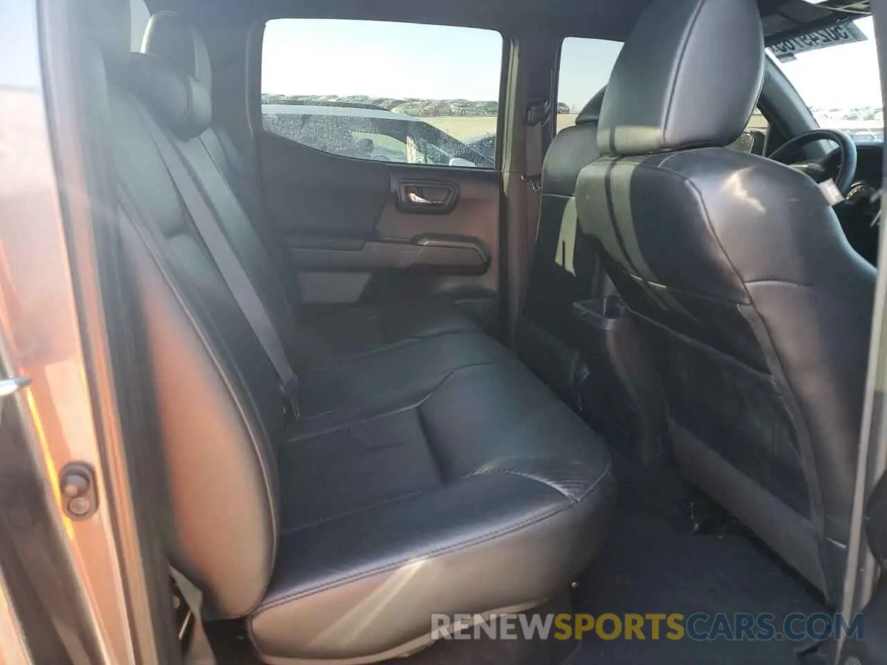 10 Photograph of a damaged car 5TFCZ5AN5KX191046 TOYOTA TACOMA 2019