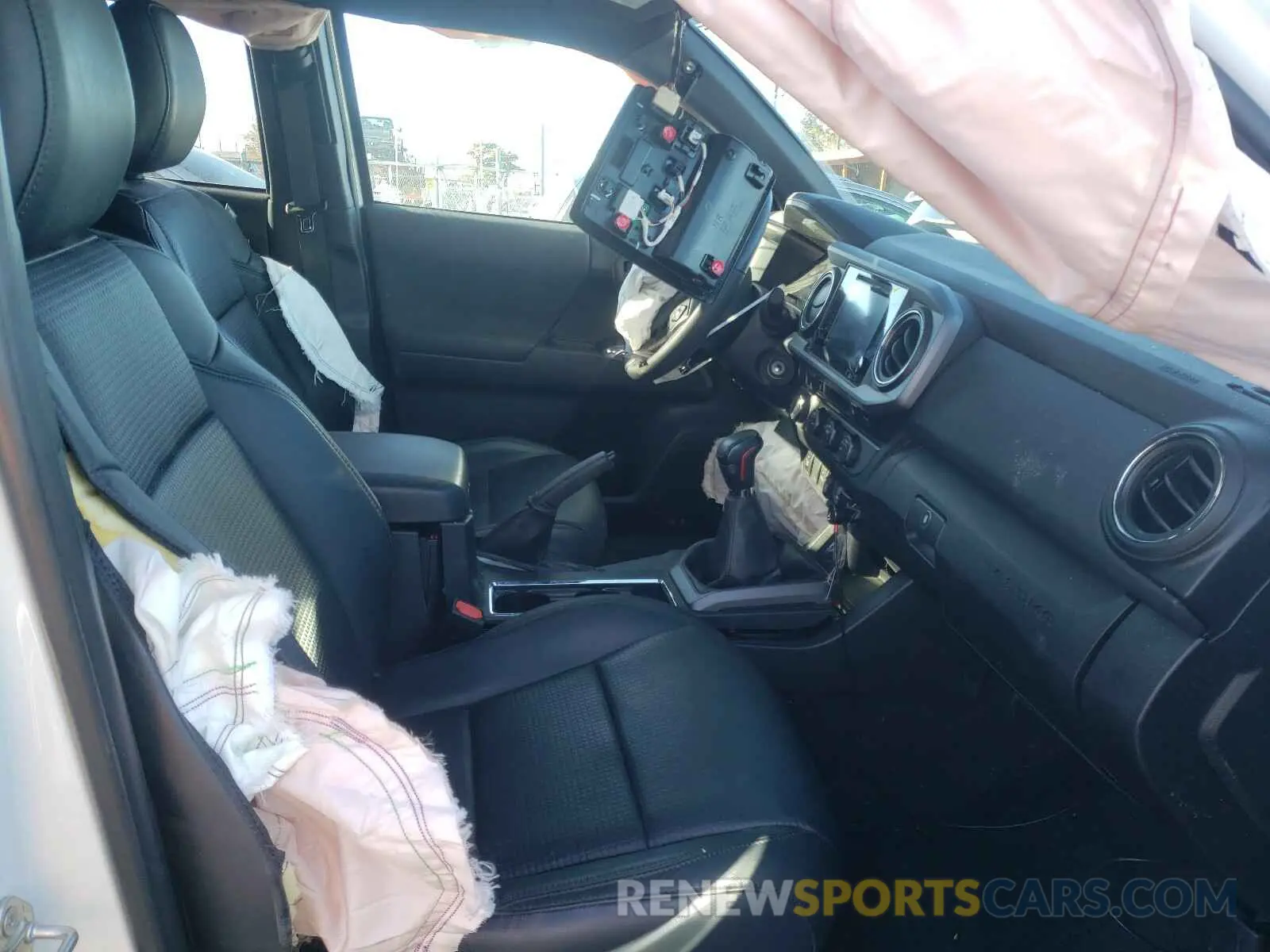 5 Photograph of a damaged car 5TFCZ5AN7KX207621 TOYOTA TACOMA 2019