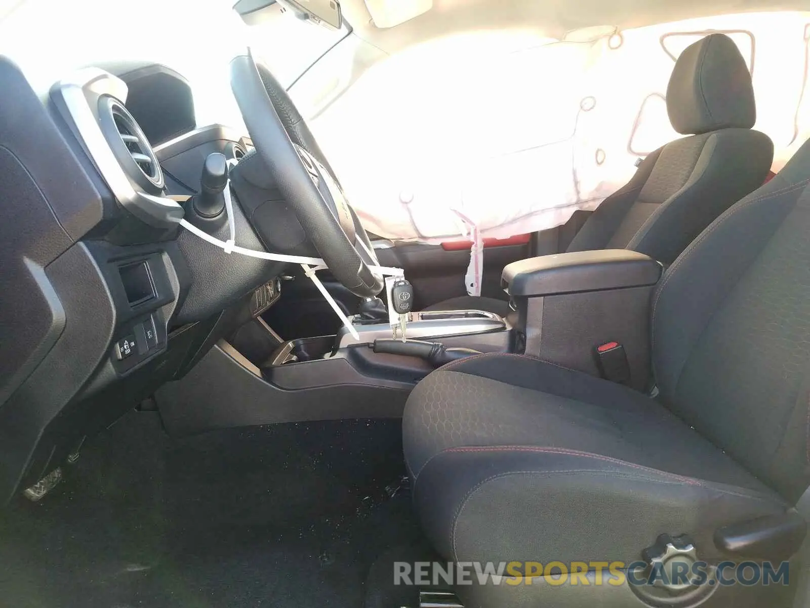 5 Photograph of a damaged car 5TFCZ5AN9KX192927 TOYOTA TACOMA 2019