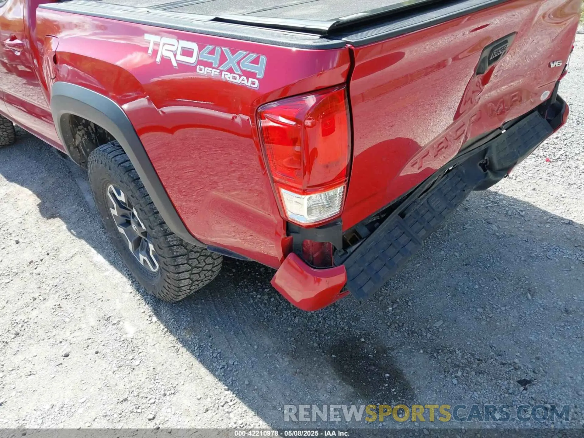 18 Photograph of a damaged car 5TFCZ5ANXKX190152 TOYOTA TACOMA 2019